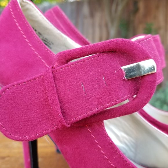 Madeline Women's Size 8 1/2 Red Faux Suede Platform Round Toe Heel with Buckles - Picture 7 of 8